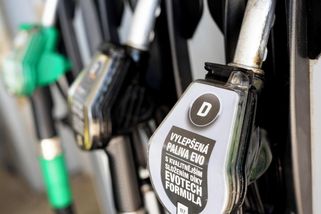 Konec cenových stropů. Nafta u pump brzy zdraží až o pět korun - Novinky